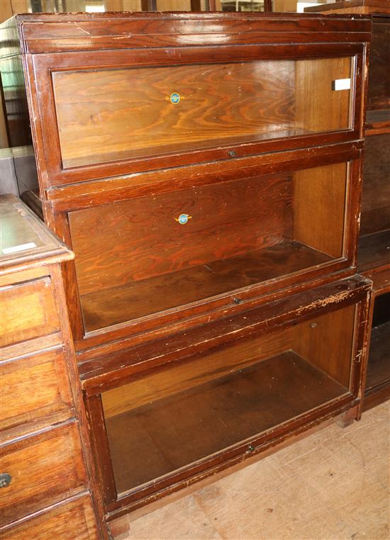 3-section Globe Wernicke bookcase(-)
